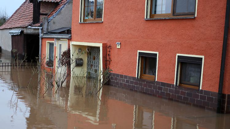 Ein Haus im thüringischen Windehausen steht bei Hochwasser Ende des Jahres unter Wasser. 