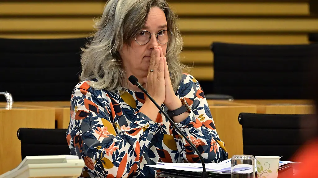 Heike-Werner-Die-Linke-Gesundheitsministerin-von-Thueringen-sitzt-im-Plenarsaal-waehrend-der-Sitzung-des-Thueringer-Landtags