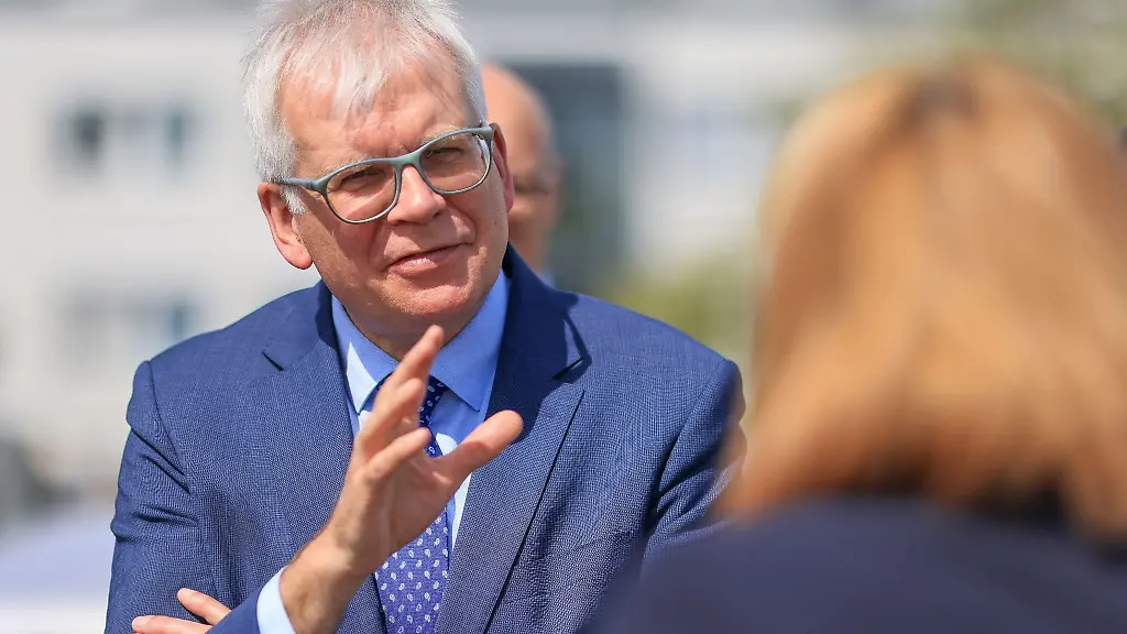 Hartmut-Vorjohann-CDU-Finanzminister-von-Sachsen-kommt-zu-einer-Einweihung