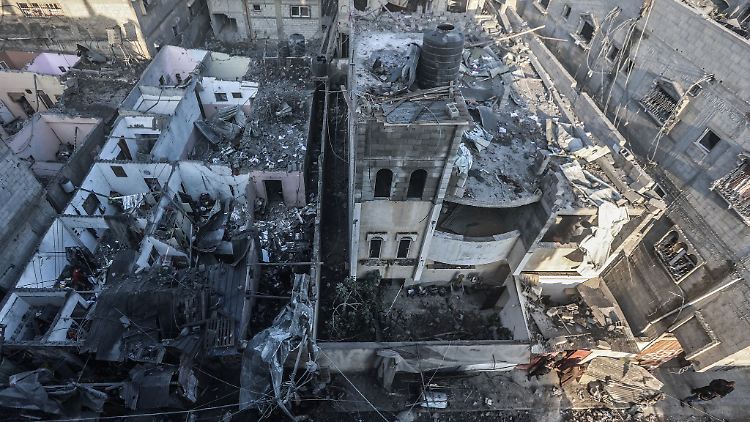 Zerstörte Gebäude in Chan Junis. Vor dem Al Amal-Krankenhaus in der Stadt im Gazastreifen soll das israelische Militär nach UN-Angaben einen Krankenwagen-Konvoi gestoppt und aufgehalten haben.