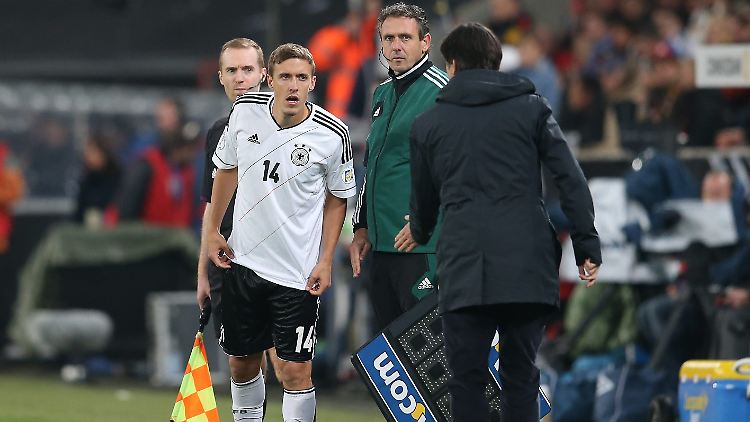 "Was hast du gesagt?" - Max Kruse und Joachim Löw haben Verständigungsschwierigkeiten.