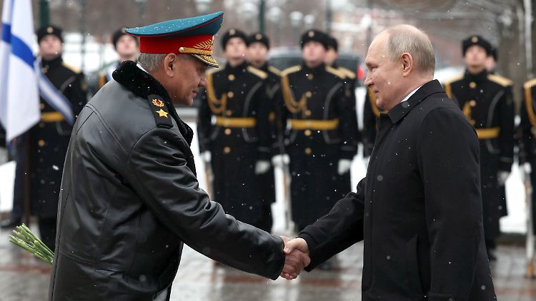 Der russische Verteidigungsminister Schoigu liefert Kremlchef Putin die erwünschten Siegesnachrichten. 