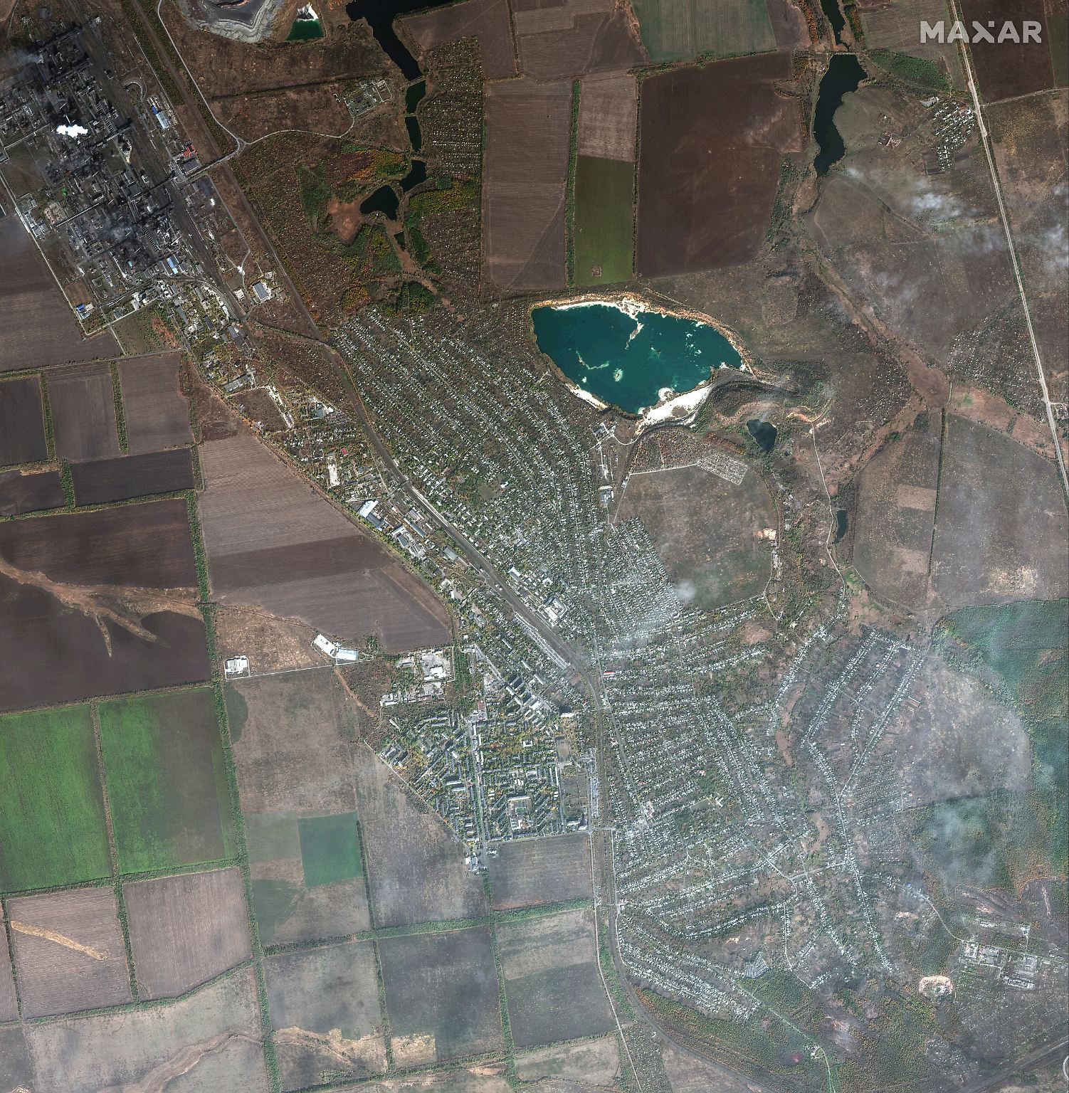 Am 24. Februar 2022 begann Russland seinen Angriffskrieg auf die Ukraine. Die Stadt Awdijiwka in der Oblast Donezk hatte zu diesem Zeitpunkt etwa 32.000 Einwohnerinnen und Einwohner. Das Satellitenbild aus dem Oktober 2021 zeigt die noch intakte Stadt. Im Jahr darauf rücken die Russen bereits aus dem Osten vor. Ihr erklärtes Ziel: die vollständige Annexion der Oblaste Donezk und Luhansk. 