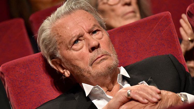Der französische Schauspielstar Alain Delon ist ein Waffennarr mit eigenem Schießstand, aber ohne Genehmigungsschein.
