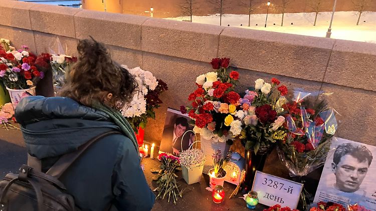 Auch wenn drakonische Strafen drohen, legen viele Menschen Blumen für Nemzow ab.