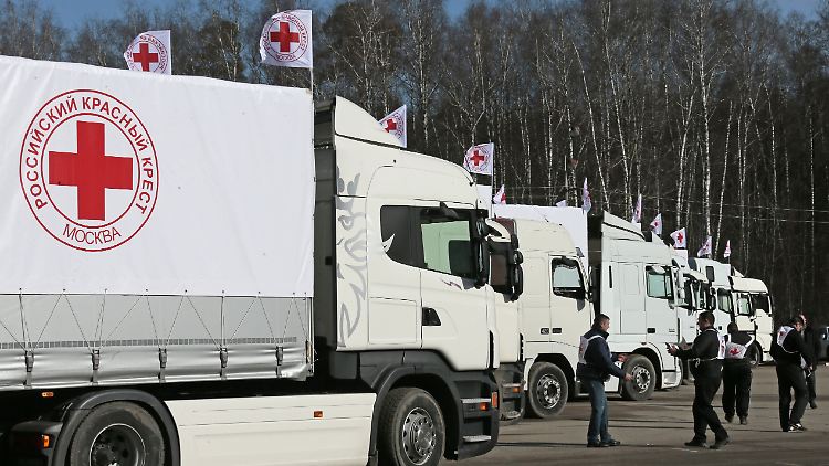 Hilfskonvois des russischen Roten Kreuzes machen sich zur Ausfuhr humanitärer Hilfsgüter bereit. Einem geheimen Bericht zufolge soll die Organisation "Teil einer umfassenden Propagandastrategie" sein.