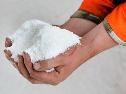 Sehr teure Umweltsünde: Wer mit Salz streut, muss mitunter mit bis zu 10.000 Euro Strafe rechnen