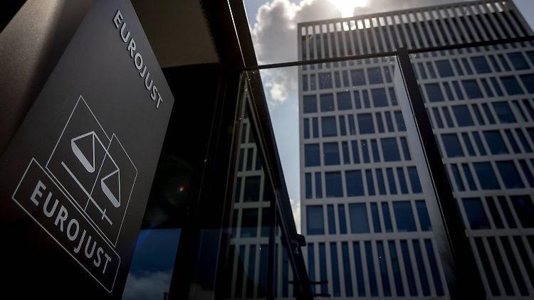 Die europäische Justizbehörde Eurojust, sowie die europäische Polizeibehörde Europol unterstützten Polizeibeamte aus drei Ländern bei den Ermittlungen zu dem Geldwäschenetzwerk und nahmen insgesamt 18 Verdächtige fest.