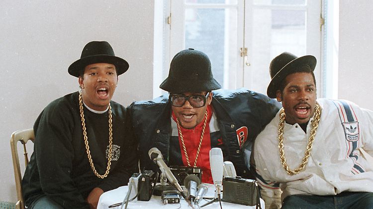 RUN D.M.C. im Jahr 2002. Rechts: Jason Mizell, der als DJ unter dem Namen Jam Master Jay bekannt wurde.