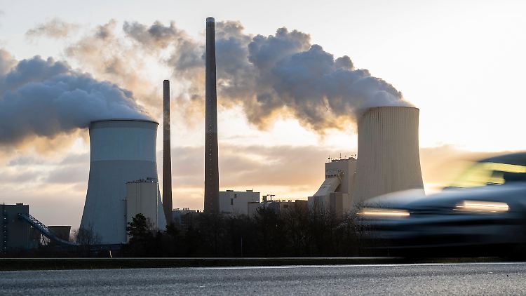 Strom aus fossilen Energieträgern ist teuer - und der Ausbau der erneuerbaren nicht ausreichend vorangekommen.