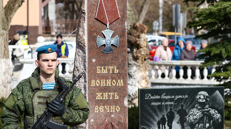 "Krieger sein - ewig leben", steht auf diesem von Russen errichteten Denkmal auf der Krim, das die im Krieg gegen die Ukraine getöteten Soldaten ehren soll.