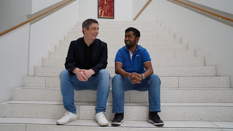 Über Arbeiterkind.de wird Tim Hülquist (l.) Mentor von Gariram Nirmalakumar (r.). Hier beim Gespräch im Willi-Bleicher-Haus des DGB in Stuttgart.