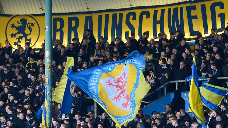 Fußball wurde auch gespielt: Braunschweig und Berlin trennten sich 1:1.