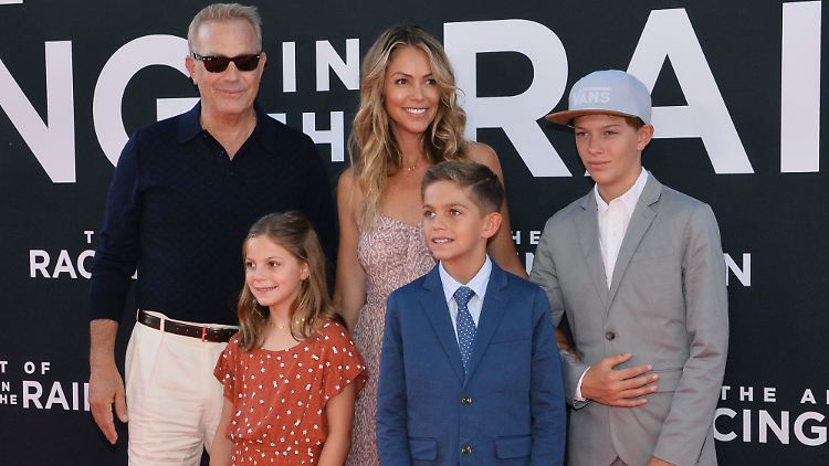 Kevin Costner (l.) mit seiner damals noch intakten Familie. Der Junge im blauen Anzug ist Hayes.