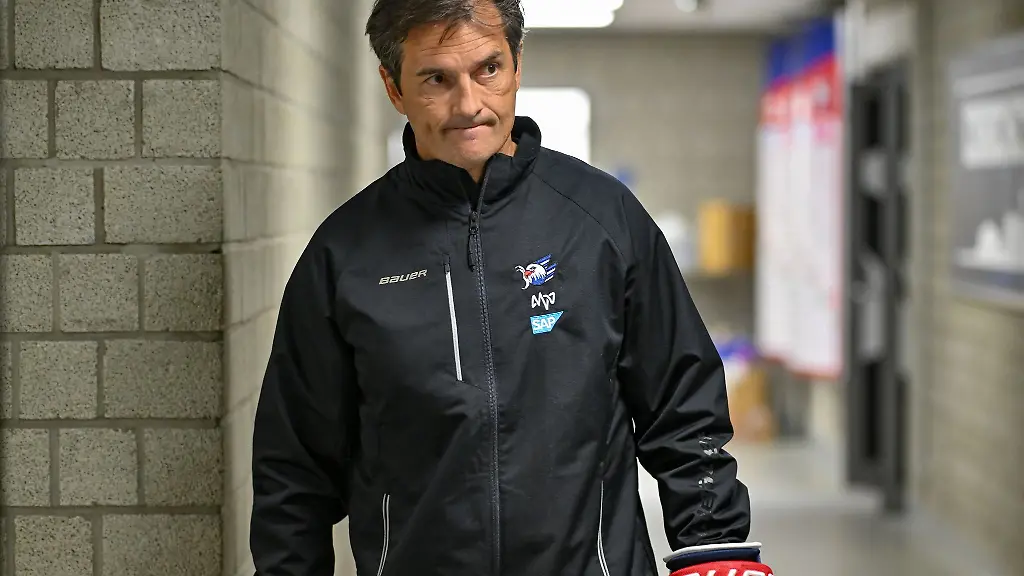 Eakins-kommt-zu-seiner-Vorstellung-als-neuer-Trainer-von-Adler-Mannheim