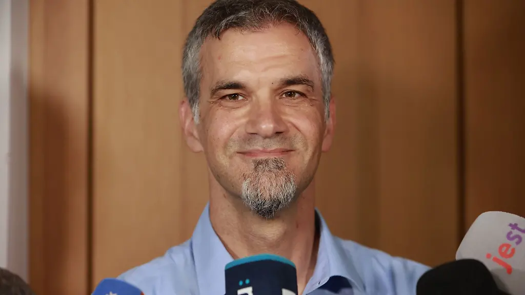 Wahlsieger-Kai-Buchmann-tritt-nach-der-Stimmenauszaehlung-vor-die-Kameras