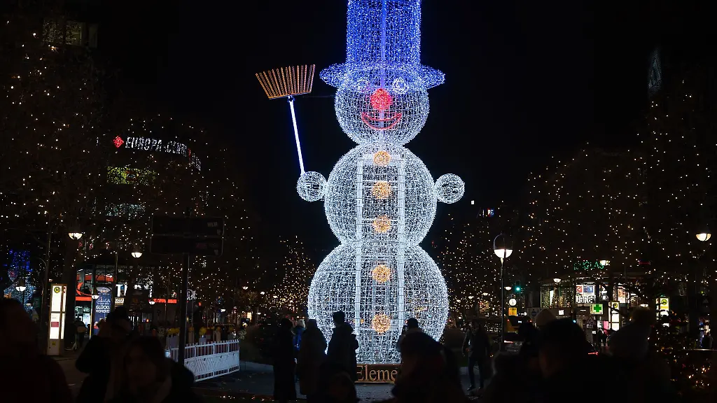Eine-Lichtinstallation-in-Form-eines-Schneemanns-steht-auf-dem-Kurfuerstendamm
