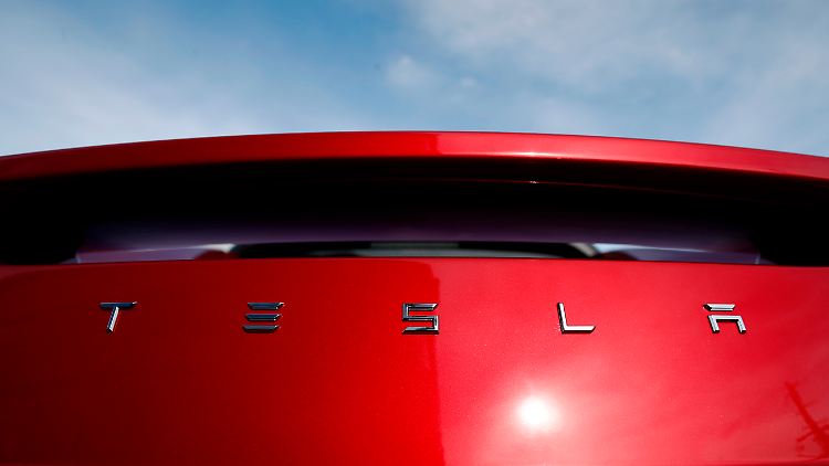Trotz sinkender Verkaufszahlen ist Tesla die Nummer 1 der E-Auto-Hersteller.