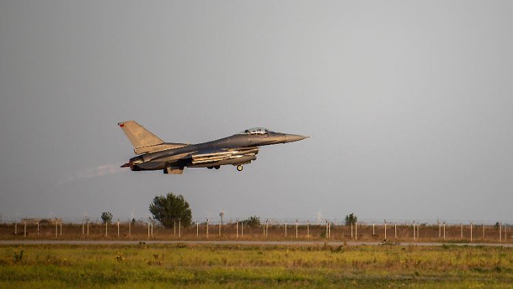 Eine F-16 der US-Luftwaffe (Archivbild). Oleksij Melnyk sieht bisher keinen Hinweis, dass der Kampfjet bereits in der Ukraine im Einsatz ist.