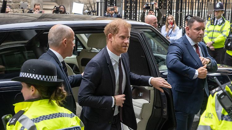 Prinz Harry hat seinen Rechtsstreit um seine Sicherheitsvorkehrungen verloren. In Zukunft soll er also bei Besuchen in Großbritannien nicht denselben Schutz erhalten, wie seine royalen Familienmitglieder. 