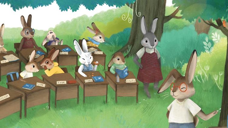 Die vierzehn Häschen begrüßen einen Neuling im Klassenzimmer. Ein Hase ist es nicht.