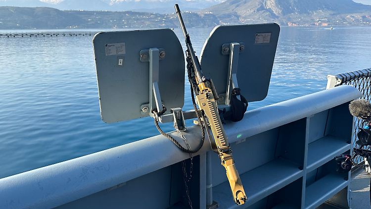 Ein Maschinengewehr an Bord der Fregatte "Hessen" in der Souda-Bucht im Nordwesten der Insel Kreta. 