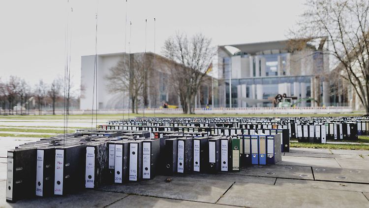 "Wir ertrinken in Berichtspflichten": Protestaktion des deutschen Handwerks am Montag vor dem Bundeskanzleramt.