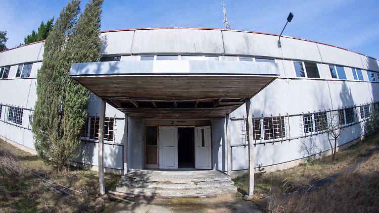 Der Blick auf das Mannschaftgebäude auf dem Gelände eines DDR-Bunkers in Mecklenburg-Vorpommern.