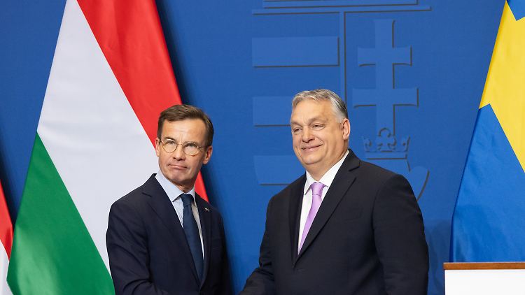 Ungarn Premierminister Viktor Orban (r.) hat den Widerstand gegen Schwedens NATO-Beitritt aufgegeben.