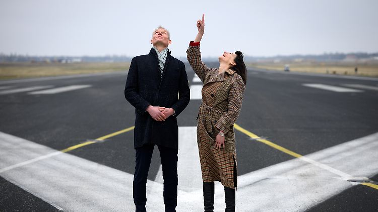 Aus der Luft kommt hier nichts mehr geflogen: Britta Behrendt und Christoph Schmidt wagen sich auf die ehemalige Landebahn des Flughafens Tegel.