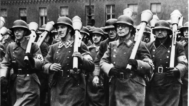 Soldaten marschieren 1944 mit Panzerfäusten. Während des Zweiten Krieges arbeitete Gründer Edmund Heckler für ein Rüstungsunternehmen, das sich auf die Produktion der Panzerfaust spezialisiert hat. 
