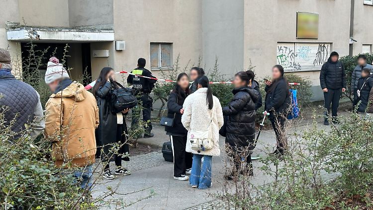 Große Aufregung in Berlin: Anwohner stehen vor dem geräumten Mietshaus der verhafteten RAF-Terroristin Daniela Klette. 
