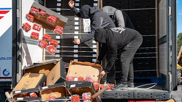 Katalanische Bauern haben unter anderem die AP-7, eine wichtige Straße von Spanien nach Frankreich blockiert und dort aus Marokko importierte Tomaten auf die Straße geworfen. Damit protestieren sie gegen den Import günstiger Waren aus Drittstaaten.