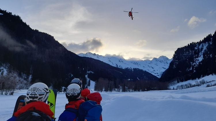 Die beiden lebensgefährlich Verletzten wurden mit dem Hubschrauber in ein Krankenhaus geflogen.