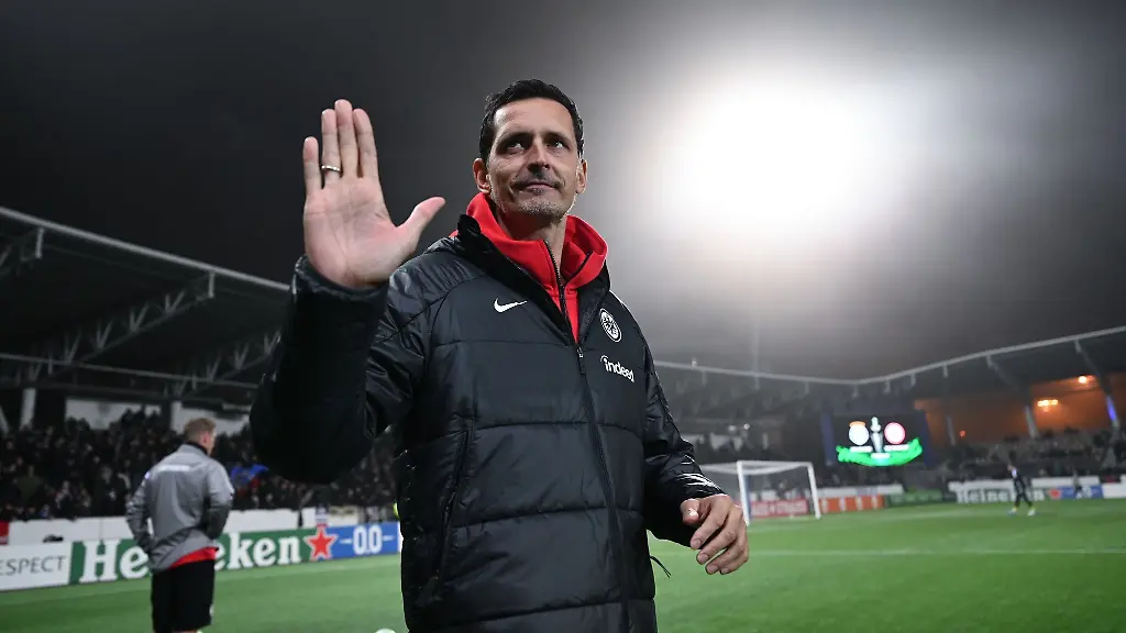 Frankfurts-Cheftrainer-Dino-Toppmoeller-winkt-vor-dem-Spiel-auf-dem-Platz