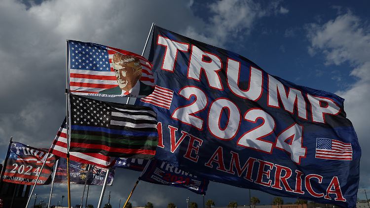 Trumps Wahlkampagne kann auch in Illinois erst mal weiterlaufen, das Urteil ist noch nicht rechtskräftig.