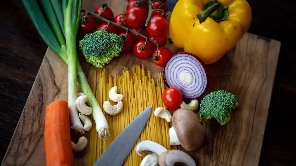 Gemuese-und-Nudeln-liegen-auf-einem-Brett