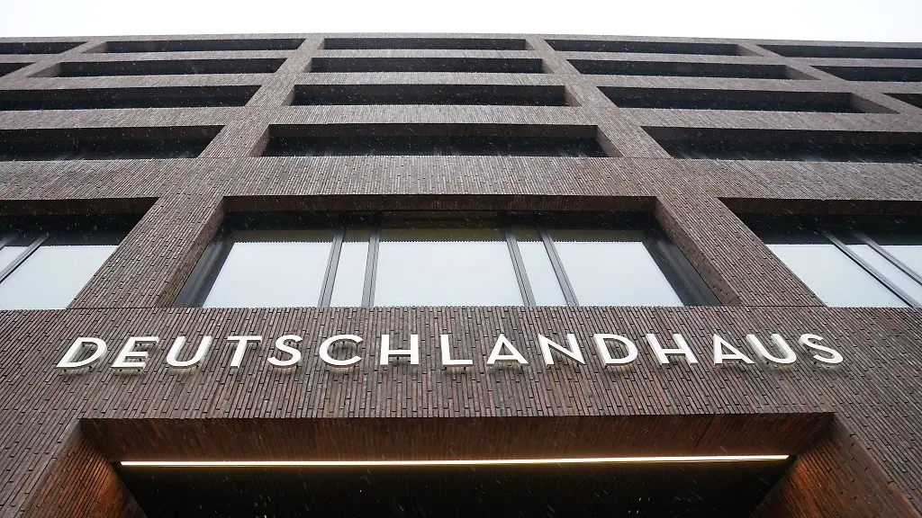 Blick-auf-den-Haupteingang-des-Deutschlandhauses-am-Gaensemarkt-in-der-Innenstadt