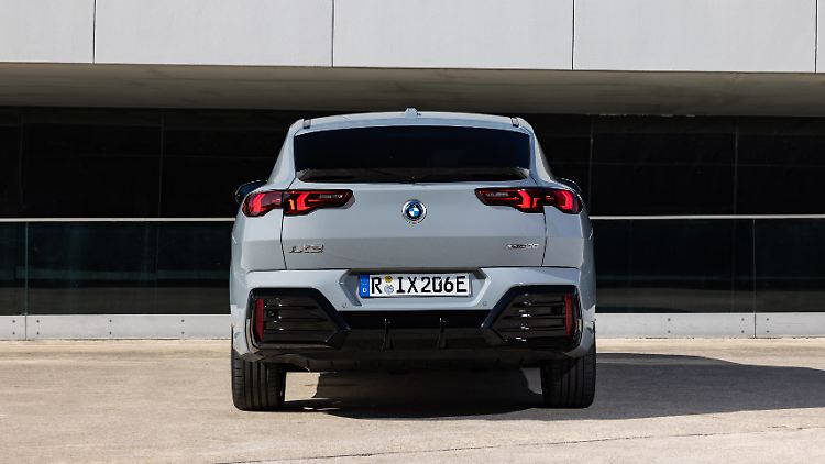 Einen ausgeprägten Diffusor hat auch der BMW iX2 xDrive30. Von Auspuffrohren aber naturgemäß keine Spur.