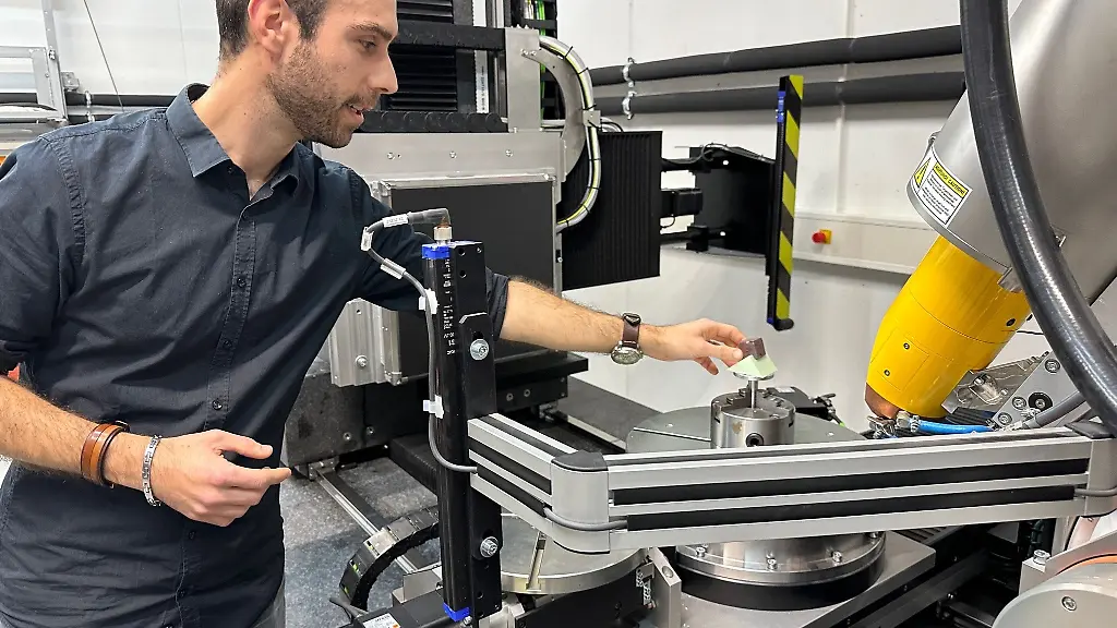 Ivan-Calandra-platziert-eine-Gesteinsprobe-zur-Untersuchung-mit-dem-3D-Computertomographen