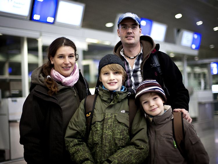Manche Urlauber wollen nicht auf ihre gebuchte Ägyptenreise verzichten: Eine Familie auf dem Flughafen in Frankfurt am Main vor ihrem Abflug in die All-inclusive-Ferien in Hurghada.