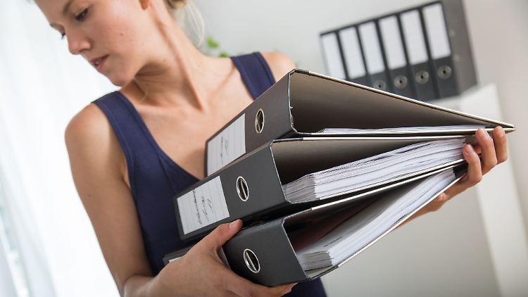 Die Ordnungsexpertin rät: Lieber einscannen und nur die wichtigen Dokumente auch in Papierform behalten.