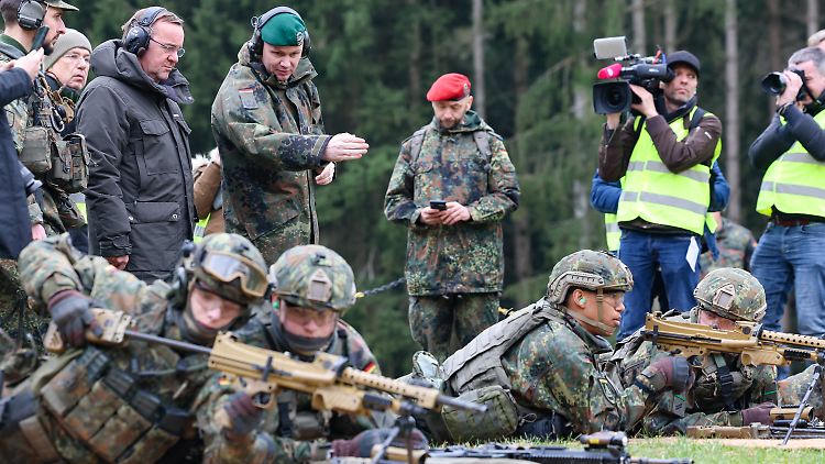 Boris Pistorius beim Besuch des Panzergrenadierbataillons 122 in der Grenzland-Kaserne, bei der Schießausbildung am MG5.
