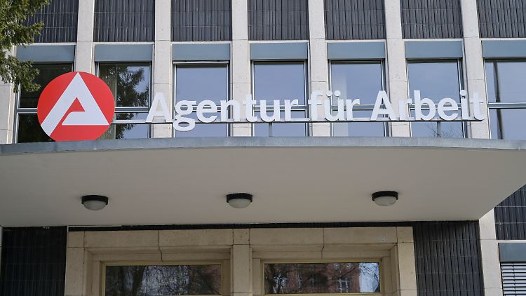 Die Arbeitslosenquote steigt im Vergleich zum Vorjahresmonat um 0,4 Prozent.