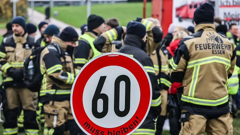 Feuerwehrleute-stehen-vor-dem-Landtag