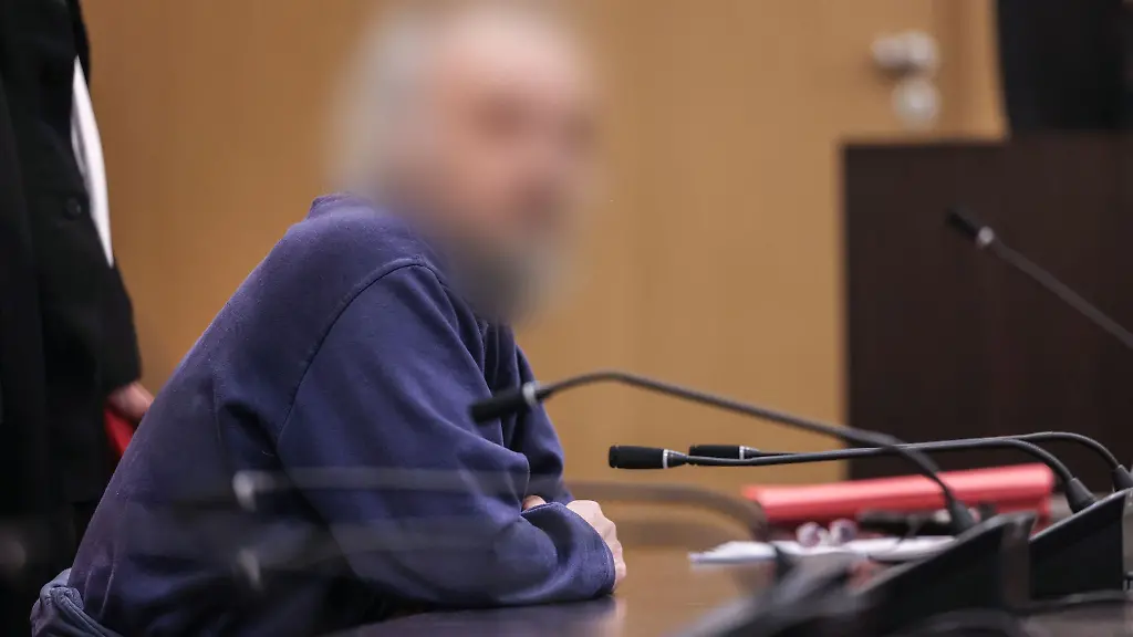 Der-Angeklagte-sitzt-im-Gerichtssaal-in-Duesseldorf-auf-der-Anklagebank