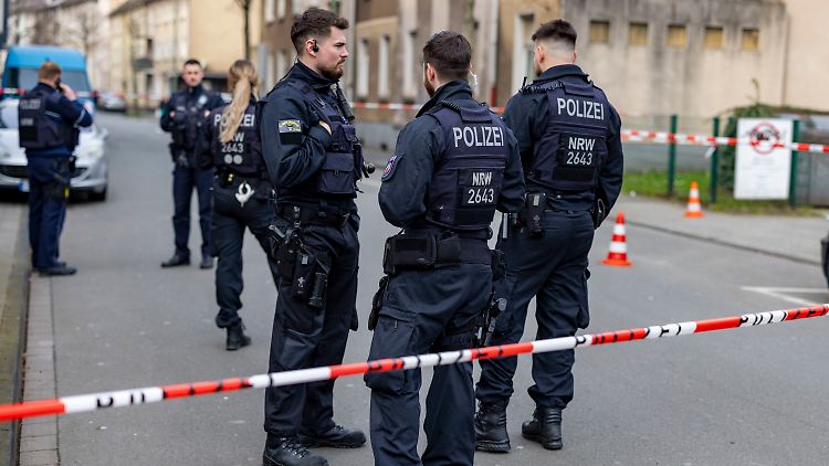 Die in Duisburg mit einem Messer angegriffenen Kinder sind außer Lebensgefahr, teilte ein Polizeisprecher mit.