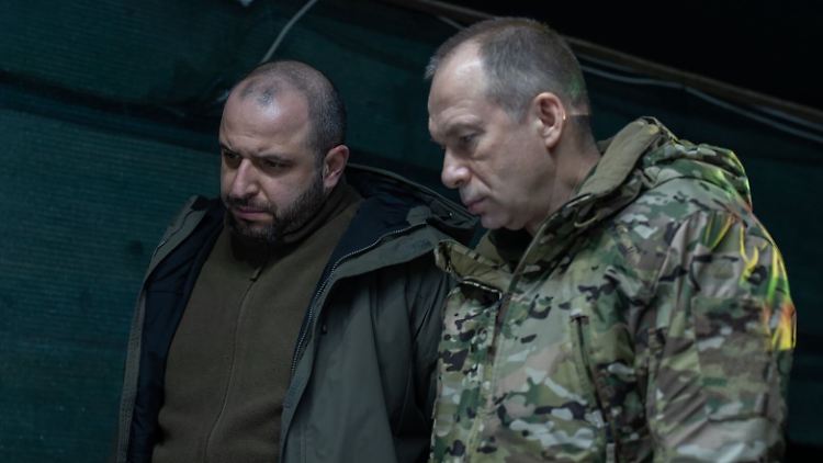 Olexander Syrskyj (r.) ist neuer ukrainischer Oberbefehlshaber, hier mit dem Verteidigungsminister Rustem Umjerow (l.).