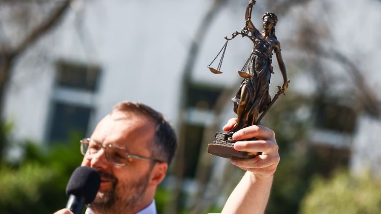 Justizia soll auch in Polen wieder hochgehalten werden. Dafür gibt es im Gegenzug Geld von der EU.