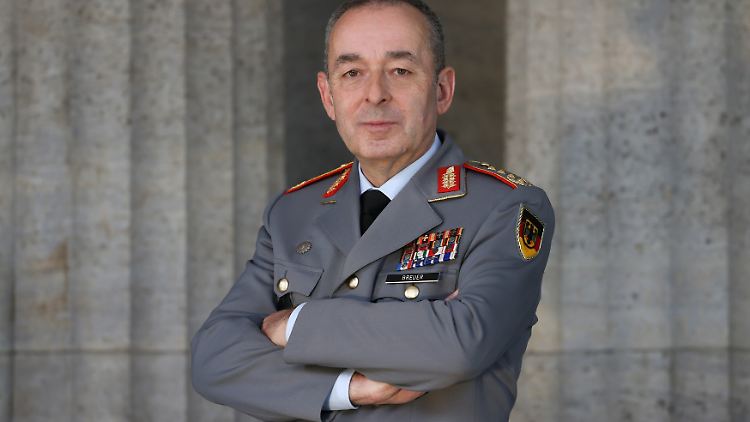 Seit knapp einem Jahr ist Carsten Breuer als Generalinspekteur ranghöchster Soldat der Bundeswehr. Ihm unterliegt die Gesamtkonzeption der militärischen Verteidigung des Landes. 